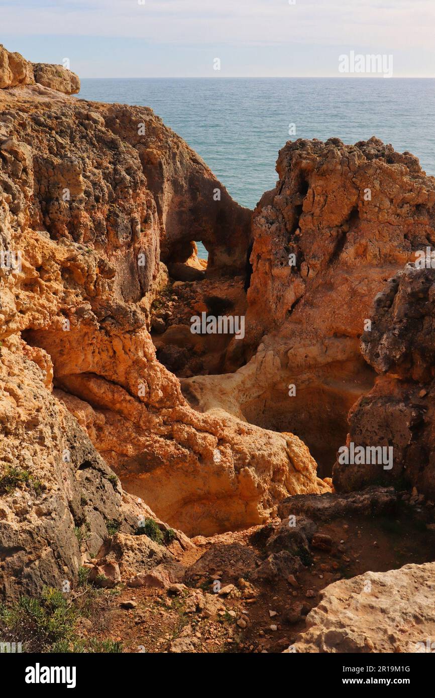 Kalksteinfelsen mit Löchern und Spalten am Atlantik auf dem Seven Hanging Valley Trail im Süden Portugals. Stockfoto