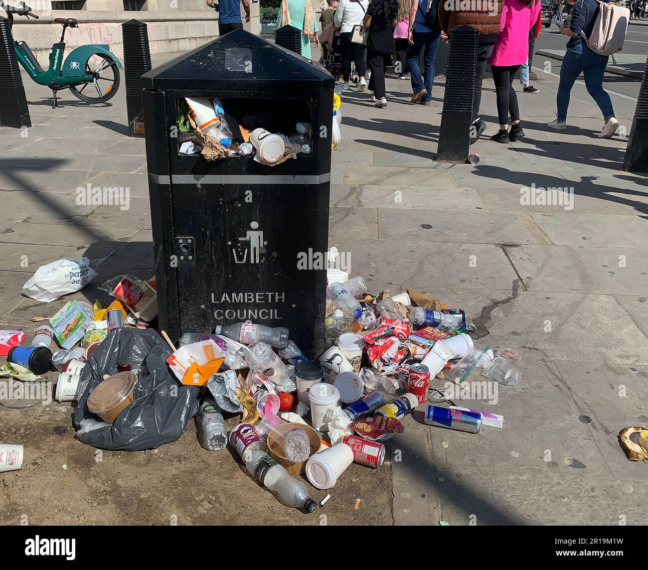 Westminster, London, Großbritannien. 29. April 2023. Müll läuft in den Mülltonnen des Lambeth Council auf der Westminster Bridge über, da London vor der bevorstehenden Krönung sehr beschäftigt ist. Kredit: Maureen McLean/Alamy Stockfoto