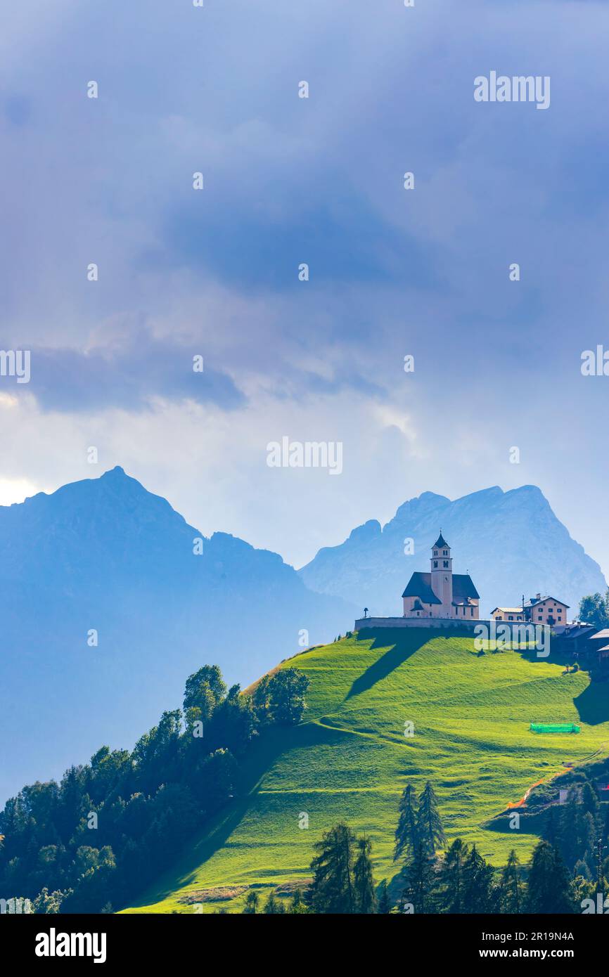 Berglandschaft mit Dörfern von Colle Santa Lucia mit Kirche in Dolomiten, Südtirol, Italien Stockfoto