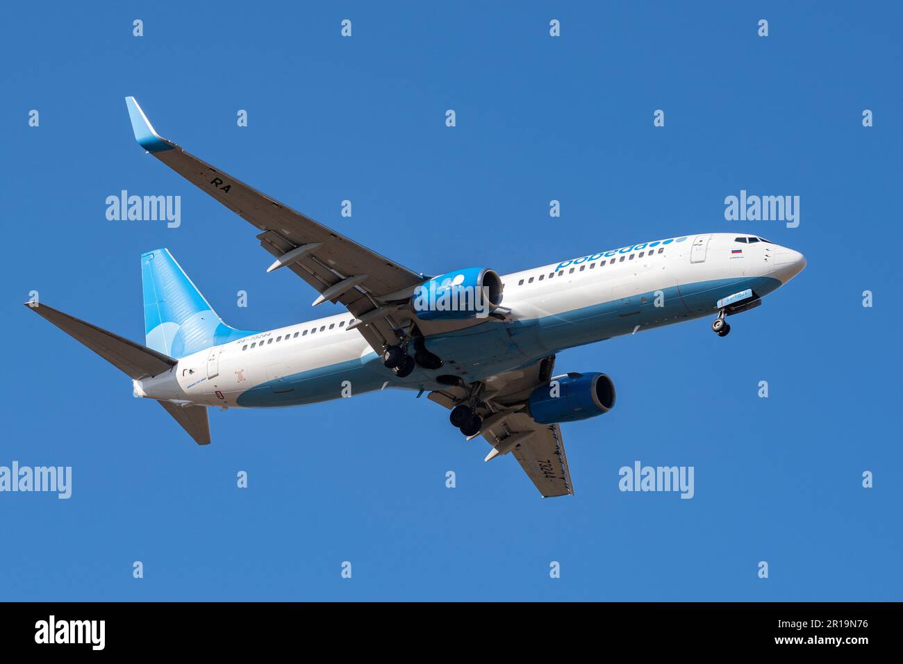 SANKT PETERSBURG, RUSSLAND - 14. APRIL 2023: Boeing 737-800 (RA-73244) der Pobeda-Fluggesellschaft auf Gleitwegen in blauem wolkenlosem Himmel Stockfoto