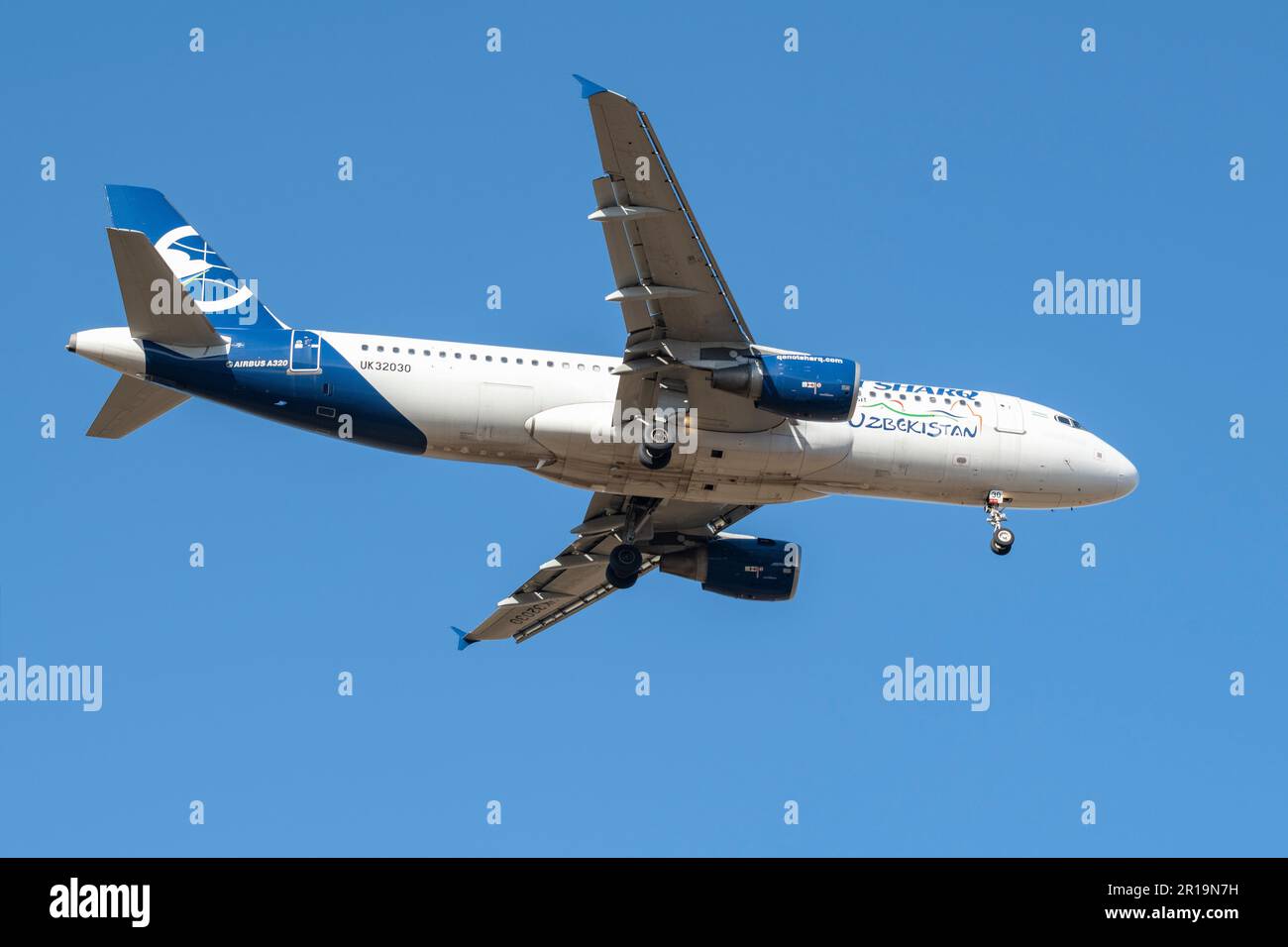 SANKT PETERSBURG, RUSSLAND - 14. APRIL 2023: Airbus A320-214 (UK32030) der Qanot Sharq Airline auf Gleitpfad in blauem wolkenlosem Himmel Stockfoto