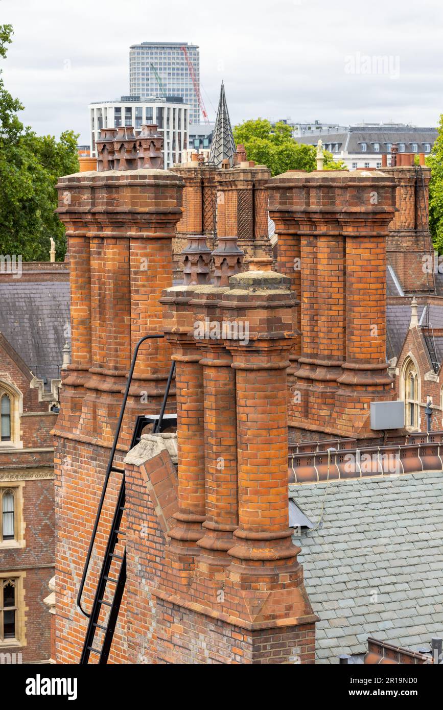 Elisabethanische Schornsteine auf einer Wurzelplatte in der Chancery Lane London Stockfoto