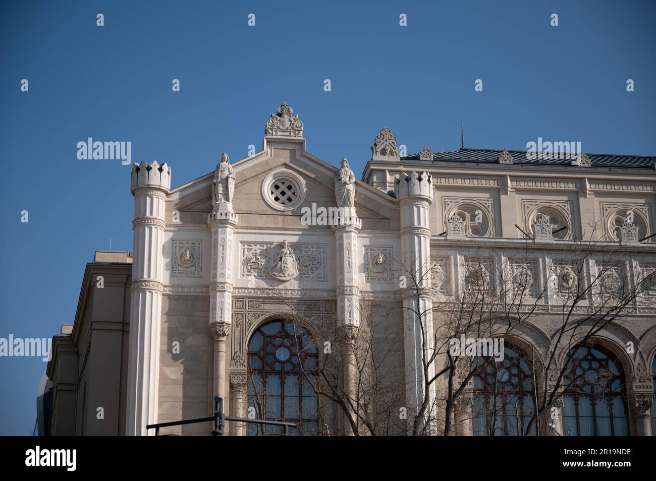 Kunstvolles Gebäude am Ufer der Donau in Budapest, Ungarn. Stockfoto