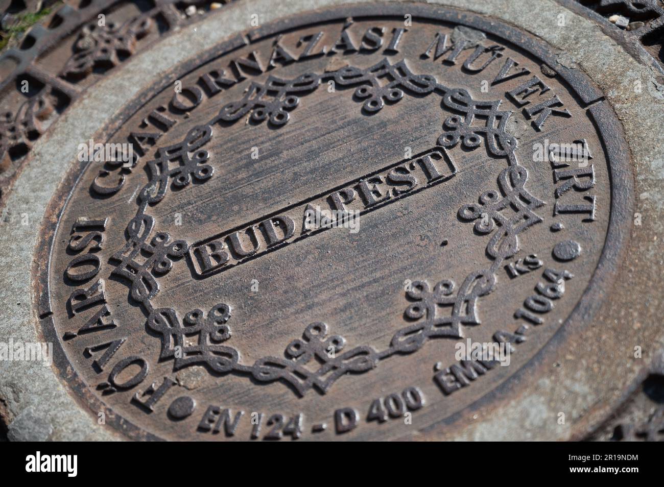 Stilisierte Bronzeschacht auf der Fußgängerzone von Budapest, der Hauptstadt Ungarns Stockfoto