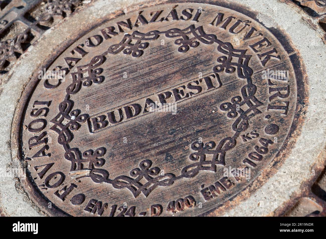 Stilisierte Bronzeschacht auf der Fußgängerzone von Budapest, der Hauptstadt Ungarns Stockfoto