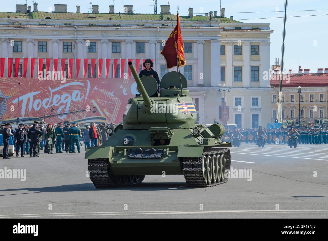SANKT PETERSBURG, RUSSLAND - 09. MAI 2023: Sowjetischer Panzer der T-34-85 auf der Militärparade zu Ehren des Siegesfeiertages Stockfoto