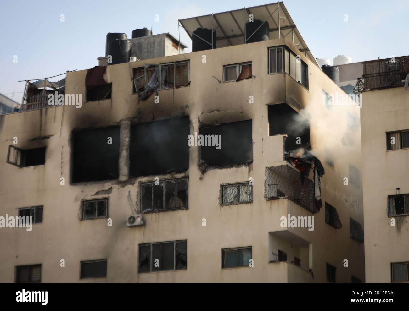 Gaza, Palästina. 12. Mai 2023. Feuer und Rauch steigen aus einer Wohnung auf, nachdem sie von israelischen Luftangriffen in Gaza-Stadt ins Visier genommen wurde. Militante israelische und Gazastreifen haben schweres Feuer ausgehandelt, als die Hoffnungen auf einen Waffenstillstand schwinden, um Tage der Kämpfe zu beenden, die Dutzende getötet haben. Kredit: SOPA Images Limited/Alamy Live News Stockfoto