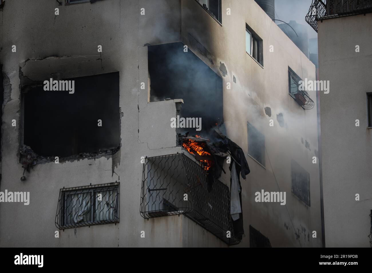 Gaza, Palästina. 12. Mai 2023. Feuer und Rauch steigen aus einer Wohnung auf, nachdem sie von israelischen Luftangriffen in Gaza-Stadt ins Visier genommen wurde. Militante israelische und Gazastreifen haben schweres Feuer ausgehandelt, als die Hoffnungen auf einen Waffenstillstand schwinden, um Tage der Kämpfe zu beenden, die Dutzende getötet haben. Kredit: SOPA Images Limited/Alamy Live News Stockfoto