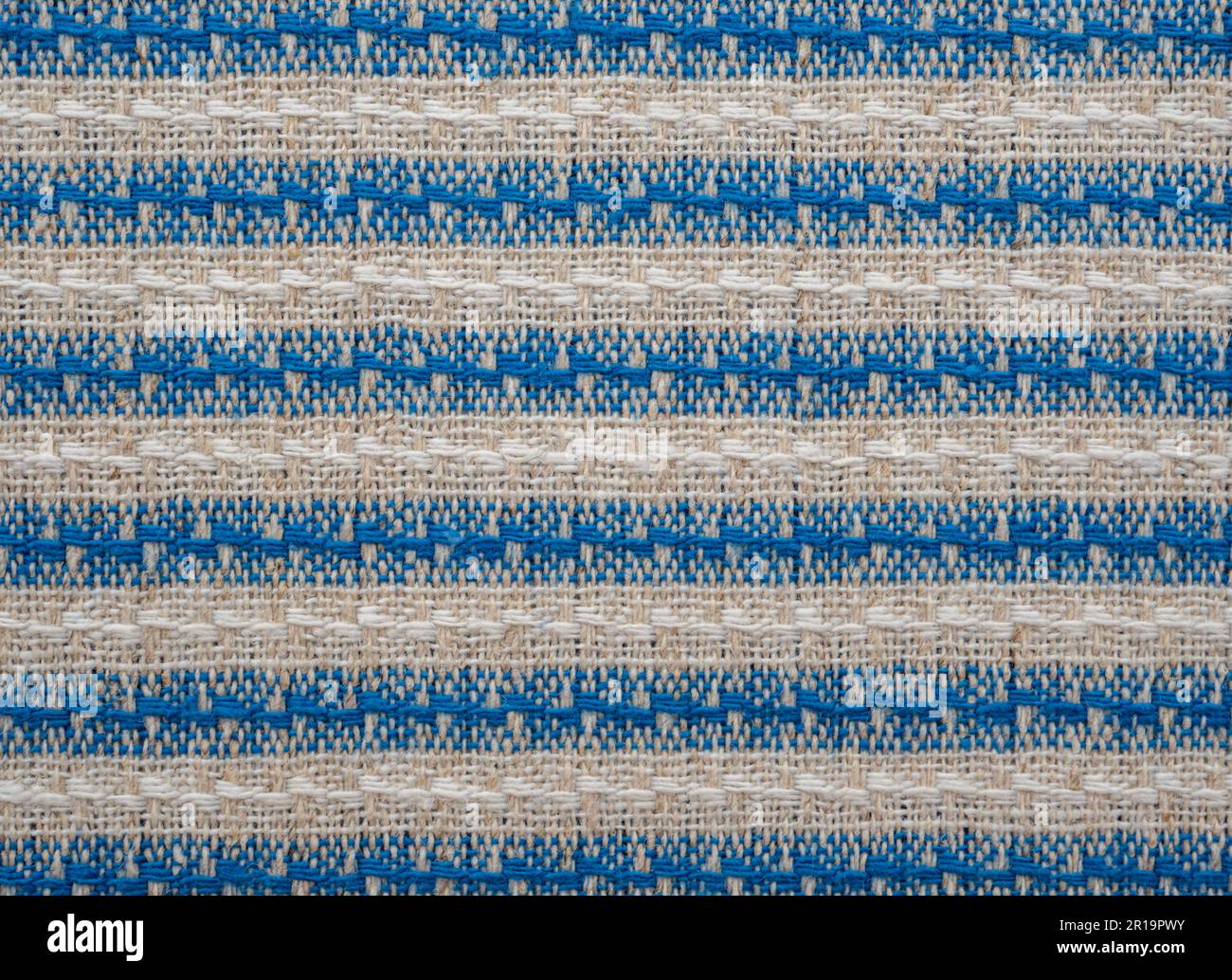 Texturhintergrund mit horizontalen Streifen in Blau, Grau und weiß. Natürliches Flachs-Material. Ornament auf Leinentuch. Abstact-Muster Stockfoto