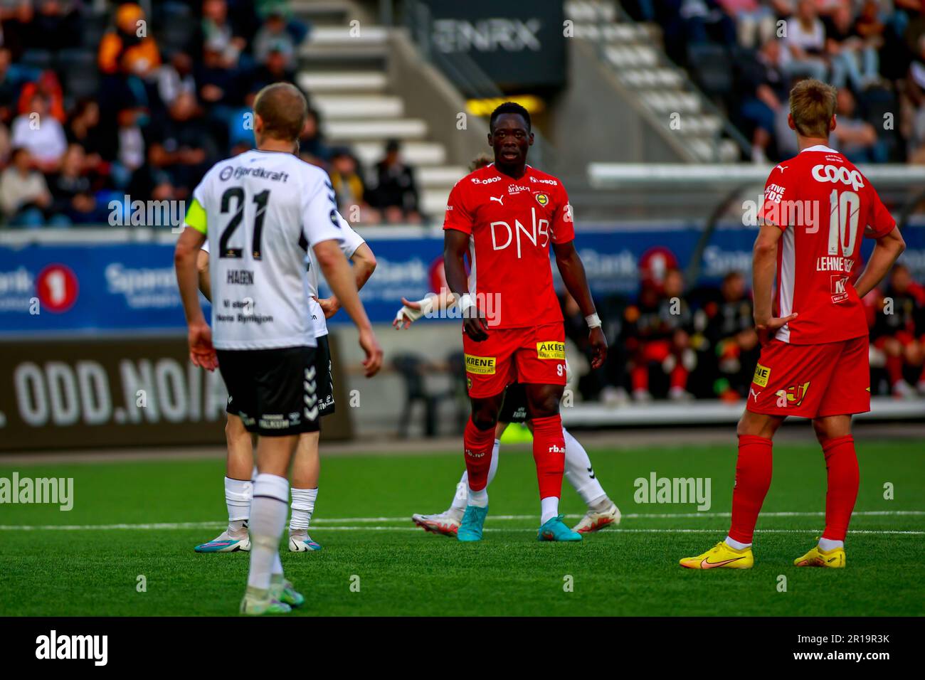 Skien, Norwegen, 12. Mai 2023. Akor Adams von Lillestrøm und Thomas Lehne Olsen von Lillestrøm wurden durch Odds solide Verteidigung im Spiel zwischen Odd und Lillestrøm in der Skagerak Arena in Skien eingedämmt. Quelle: Frode Arnesen/Alamy Live News Stockfoto