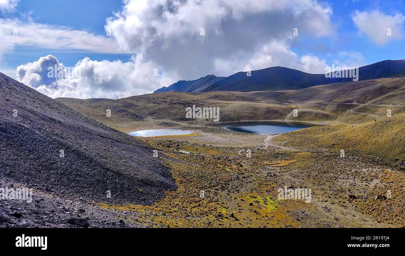 Ein malerischer Blick auf einen abgeschiedenen See in der Mitte eines ruhigen Tals. Stockfoto