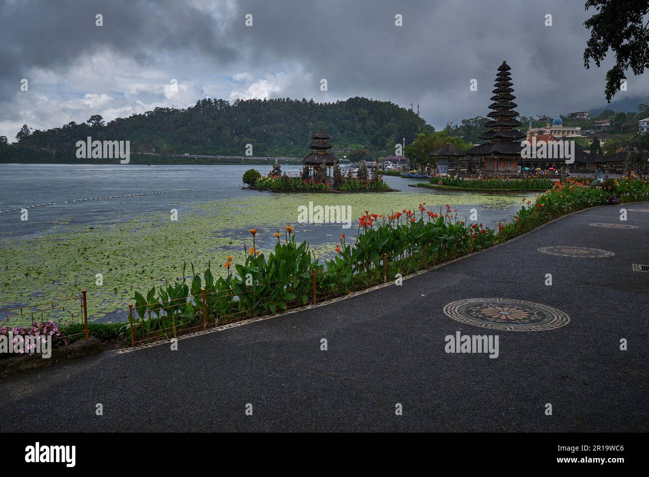 Pura Ulun Danu Beratan (Pura Ulun Danu Bratan oder Pura Bratan ), ein wichtiger Hindu-Shaivite-Tempel in Bali am Ufer des Bratan-Sees . Stockfoto
