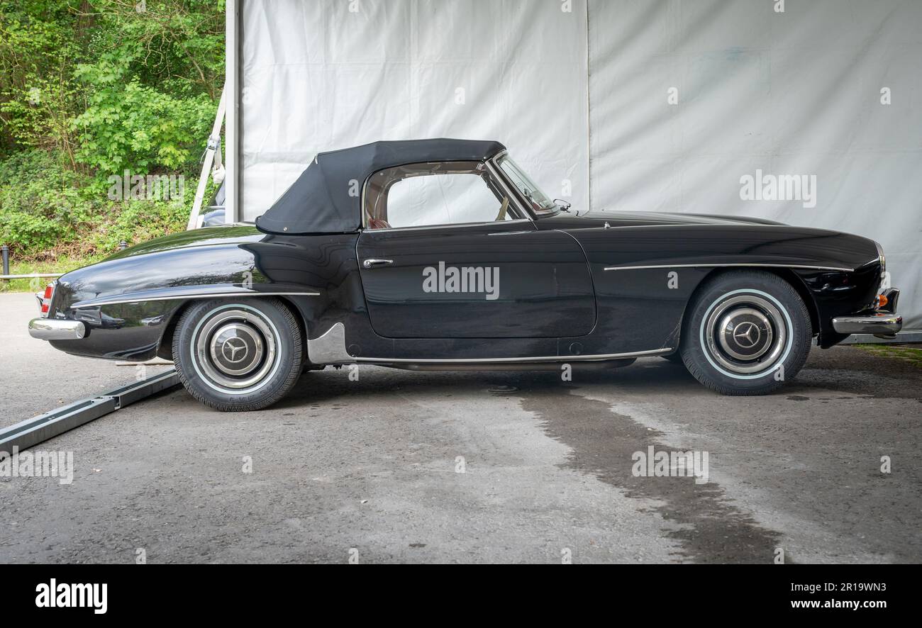 Durbuy, Belgien, 06.05.2023, Seitenansicht des zweitürigen Luxus-Roadsters Mercedes-Benz 190 SL im Retro-Stil Stockfoto