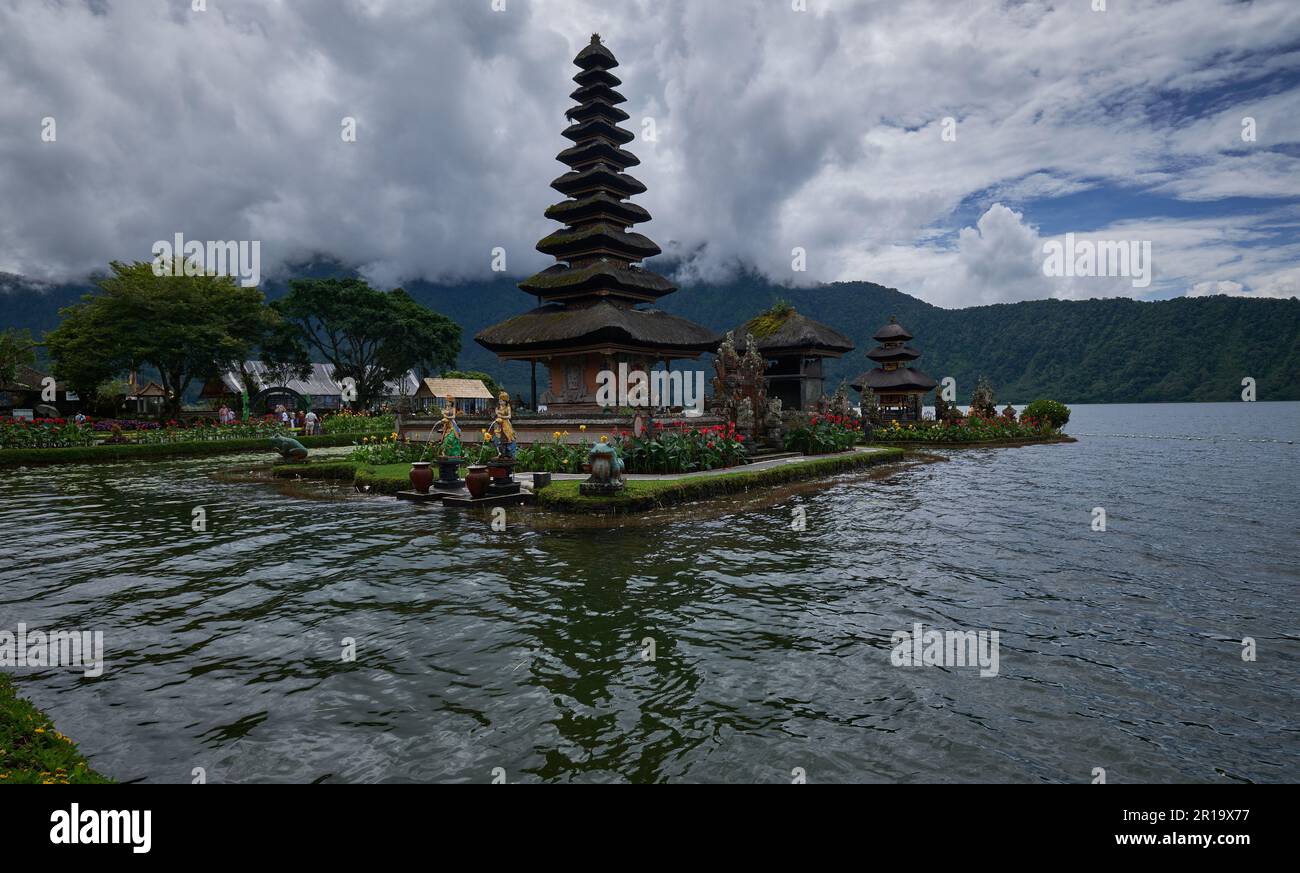 Pura Ulun Danu Beratan (Pura Ulun Danu Bratan oder Pura Bratan ), ein wichtiger Hindu-Shaivite-Tempel in Bali am Ufer des Bratan-Sees Stockfoto