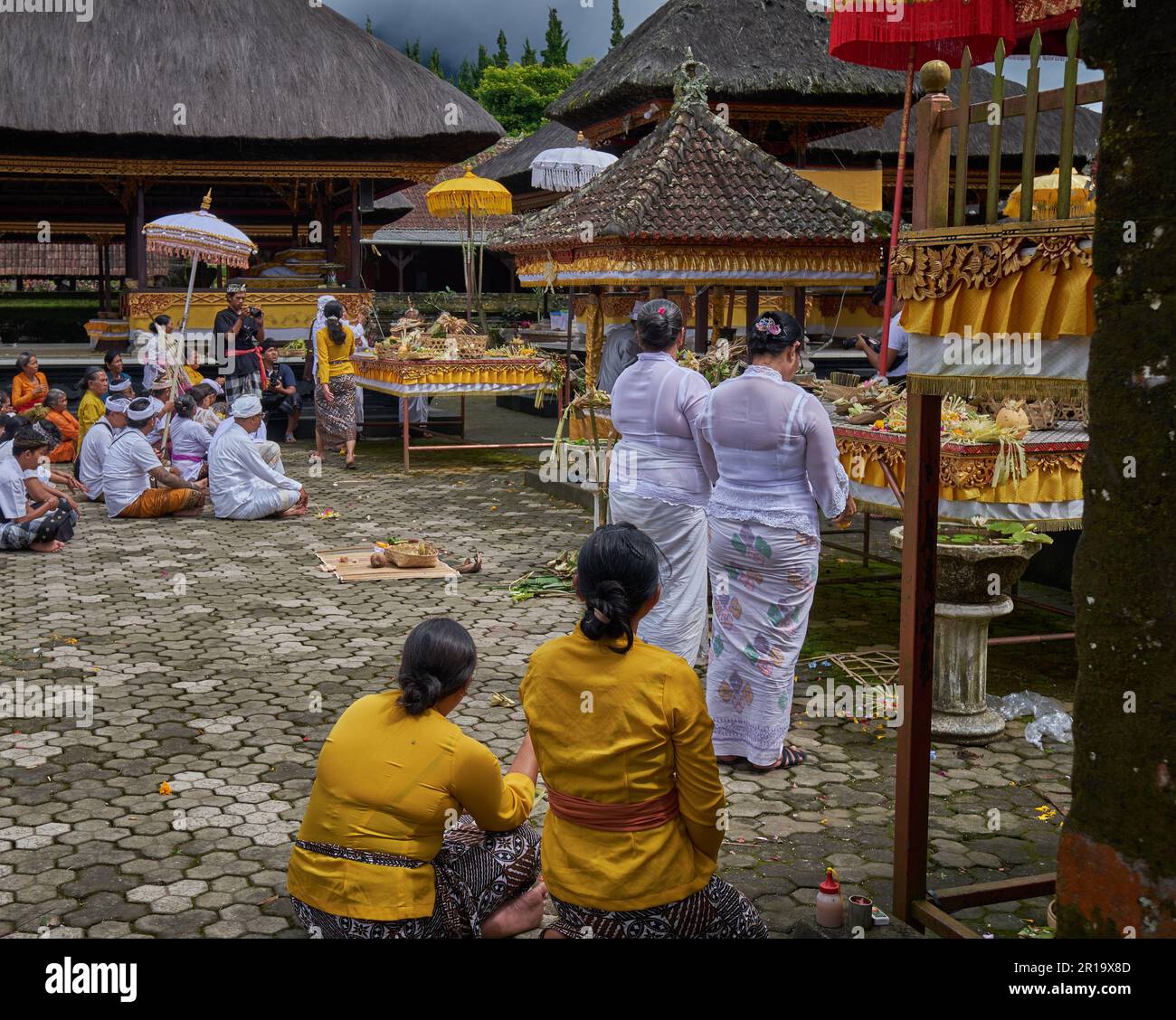 Einheimische Balinesen beten in Pura Ulun Danu Beratan (Pura Bratan ), einem wichtigen Hindu-Shaivite-Tempel in Bali Stockfoto