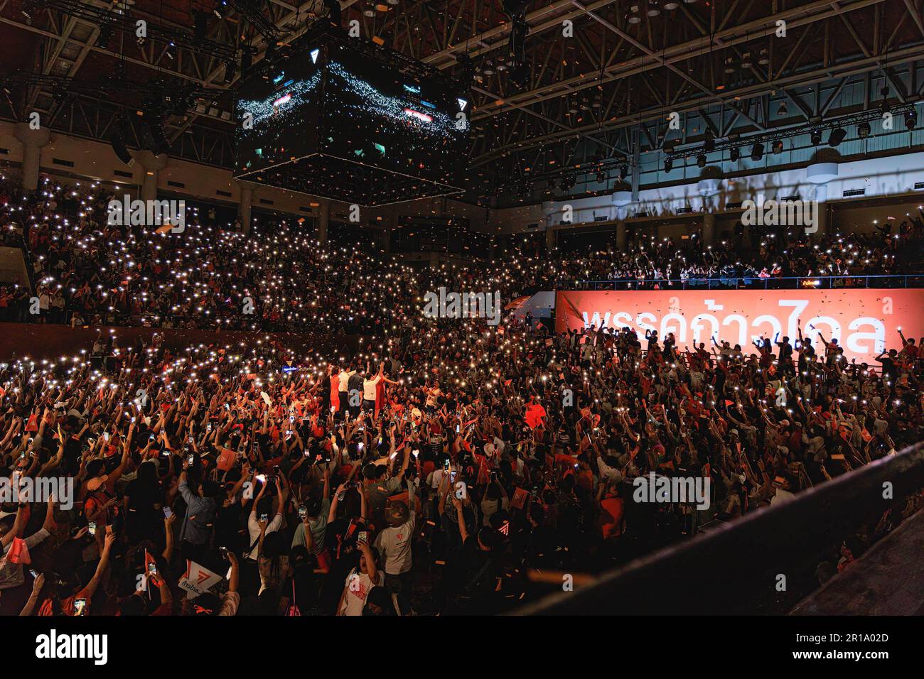 Bangkok, Thailand. 12. Mai 2023. Move Forward Parteipolitiker, die auf der Bühne stehen, während die Menge die Taschenlampe während der Veranstaltung hält. Die Move Forward Party hielt eine öffentliche Rednerveranstaltung im thailändisch-japanischen Jugendzentrum ab, bei der Parteikandidaten die letzten Reden vor der Wahl halten sollten. Als Wahlgesetz müssen die öffentlichen Redeveranstaltungen vor dem 13. Mai 2023 enden. (Foto: Varuth Pongsapipatt/SOPA Image/Sipa USA) Guthaben: SIPA USA/Alamy Live News Stockfoto