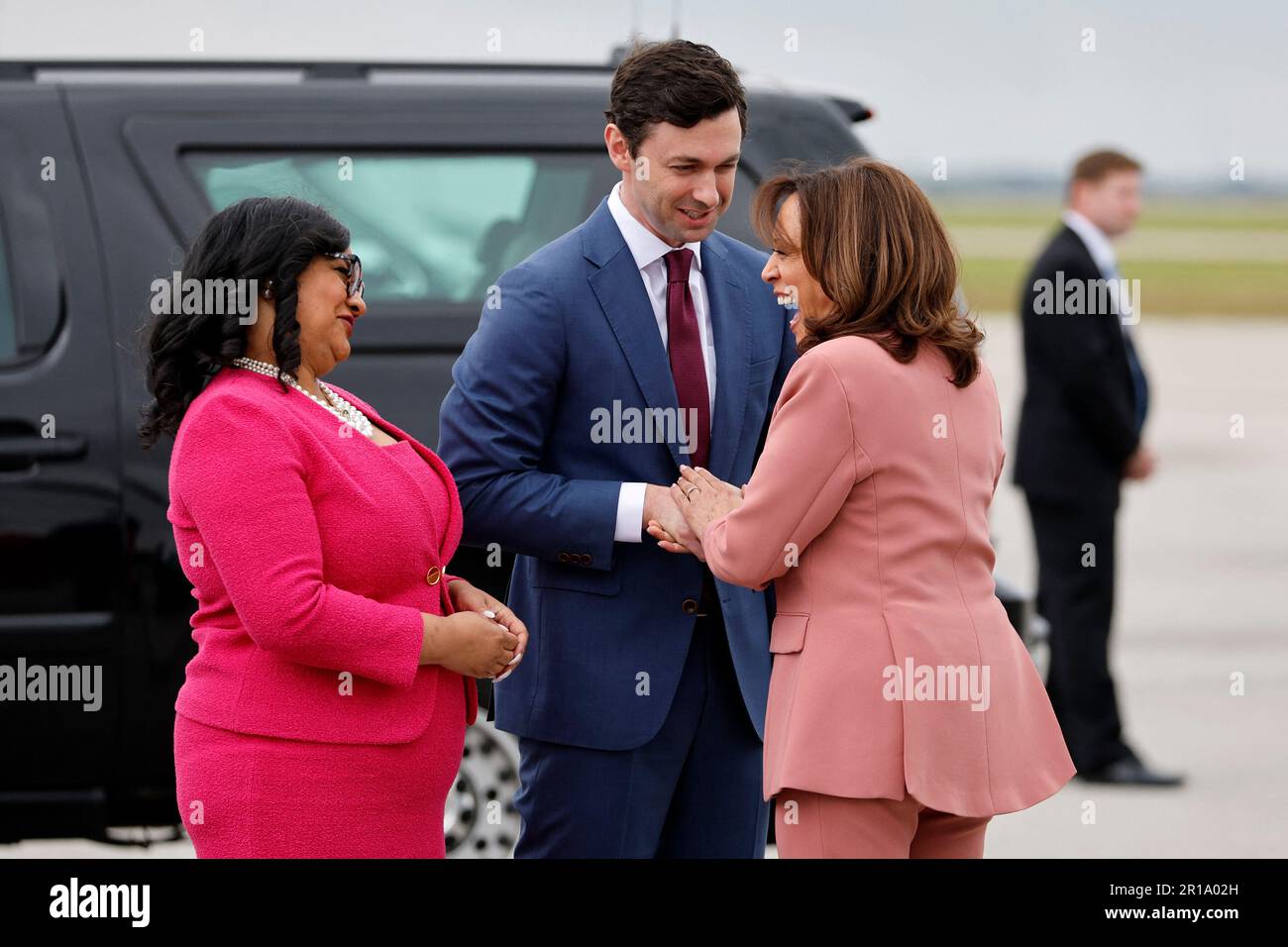 Atlanta, Usa. 12. Mai 2023. US-Vizepräsidentin Kamala Harris (R) reagiert mit der demokratischen Senatorin von Georgia Jon Ossoff (C) und der demokratischen Vertreterin von Georgia Nikema Williams (L) auf ihre Ankunft am Hartsfield-Jackson Atlanta International Airport in Atlanta, Georgia, USA, am 12. Mai 2023. Harris spricht auf einer Finanzveranstaltung des Demokratischen Nationalkomitees und der Soiree der Demokratischen Partei Georgiens im Frühjahr. Kredit: Abaca Press/Alamy Live News Stockfoto