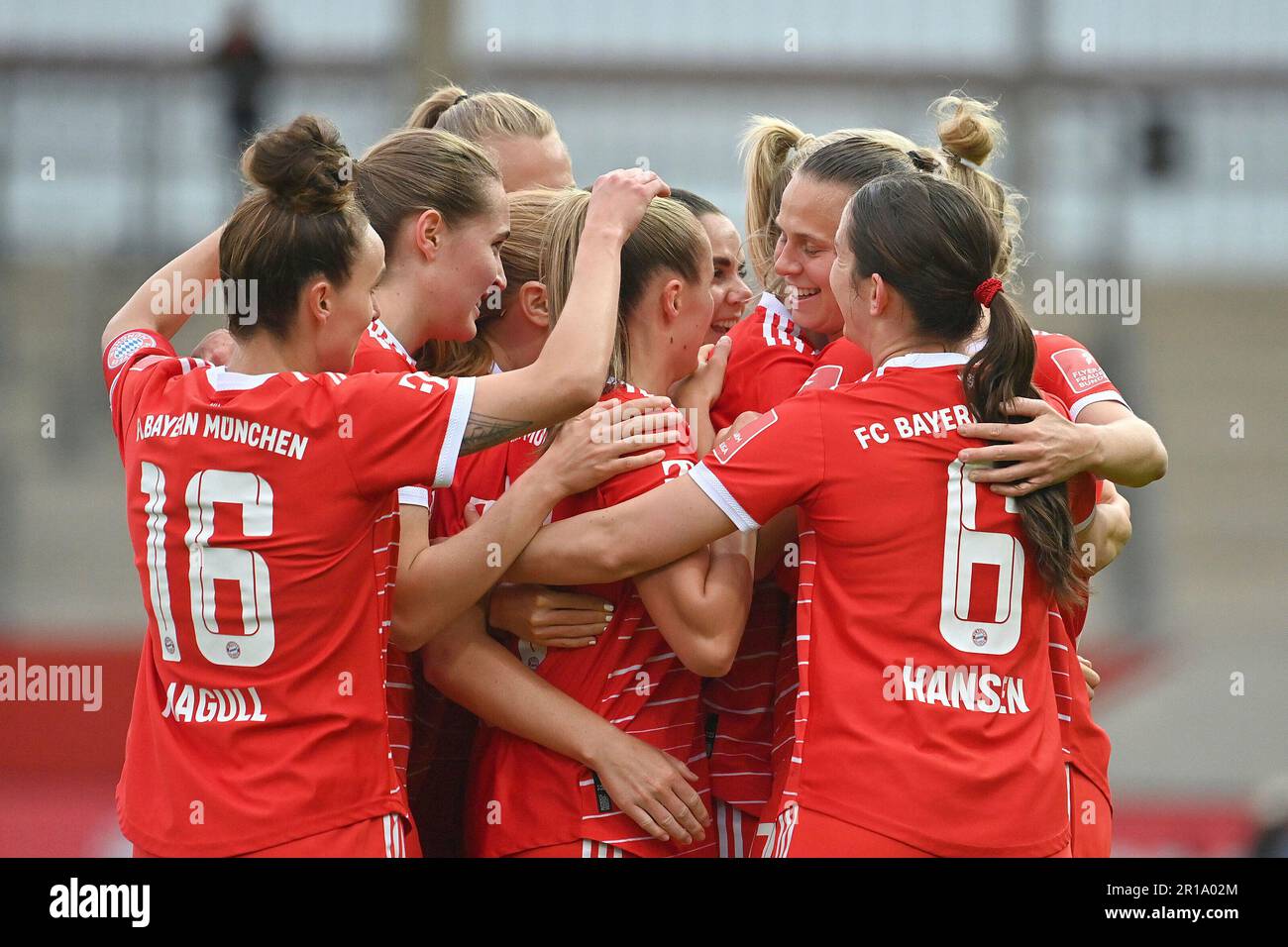 München, Deutschland. 12. Mai 2023. Gemeinsames Ziel Jubiläum um Lea SCHUELLER (FCB) nach dem Tor zu 1-0, Jubiläum, Freude, Enthusiasmus, Action, Fußballflyer Bundesliga Women, Staffel 2022/2023, 20. Spieltag, matchday20, FC Bayern München - TSG 1899 Hoffenheim auf 12,05. 2023, FC Bayern Campus. ? Kredit: dpa/Alamy Live News Stockfoto