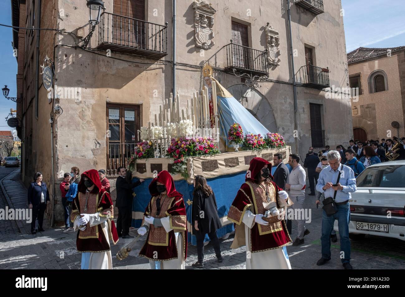 Ein Paso mit einer Statue der Jungfrau Maria während der Procesión del Encuentro für Semana Santa, Segovia, Spanien Stockfoto
