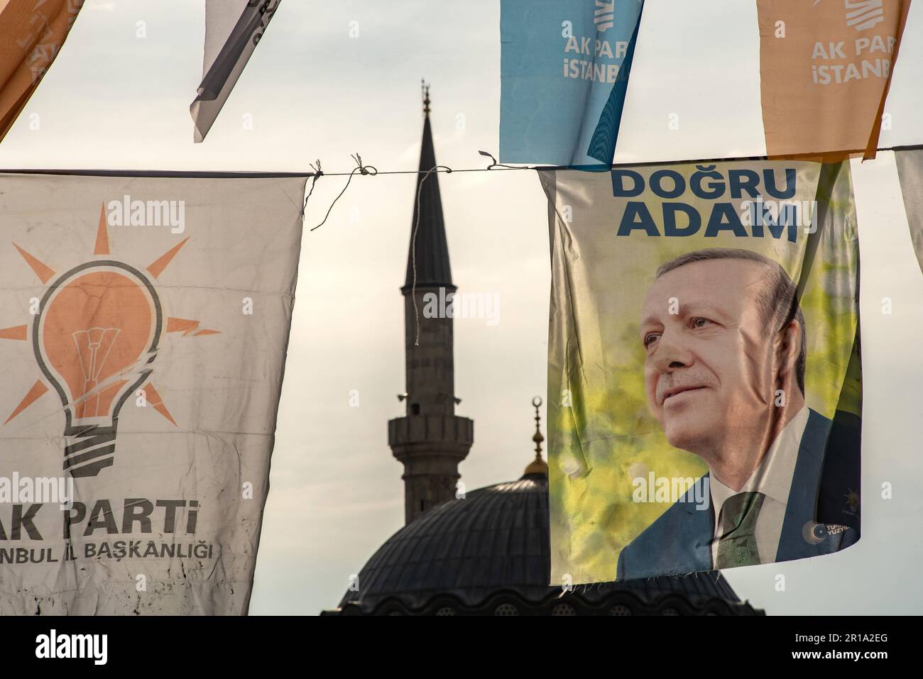 Istanbul, Türkei. 04. Mai 2023. Wahlbanner für die herrschende Partei AK Parti, Justiz und Entwicklung von Präsident Recep Tayyip Erdogan, die für die türkischen Wahlen am 14. 2023. Mai kandidiert. (Foto: John Wreford/SOPA Images/Sipa USA) Guthaben: SIPA USA/Alamy Live News Stockfoto