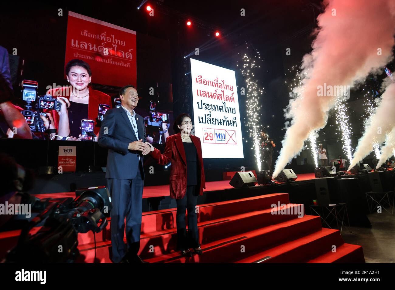 Bangkok, Thailand. 12. Mai 2023. Paetongtarn Shinawatra, Right, und Srettha Thavisin, Pheu Thailands Ministerpräsidenten, Left, begrüßen die Anhänger während der letzten Wahlkampfveranstaltung der Partei im Vorfeld der bevorstehenden Parlamentswahlen in Bangkok, Thailand, am 12. Mai 2023. (Kreditbild: © Valeria Mongelli/ZUMA Press Wire) NUR REDAKTIONELLE VERWENDUNG! Nicht für den kommerziellen GEBRAUCH! Kredit: ZUMA Press, Inc./Alamy Live News Stockfoto