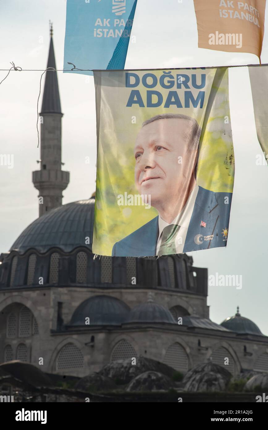 Istanbul, Türkei. 04. Mai 2023. Wahlbanner für die herrschende Partei AK Parti, Justiz und Entwicklung von Präsident Recep Tayyip Erdogan, die für die türkischen Wahlen am 14. 2023. Mai kandidiert. (Foto: John Wreford/SOPA Images/Sipa USA) Guthaben: SIPA USA/Alamy Live News Stockfoto