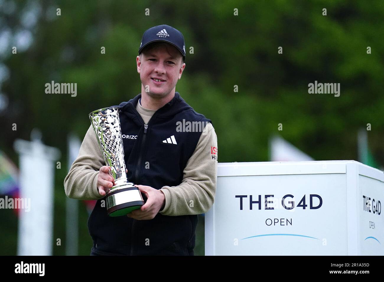 Brendan Lawlor posiert mit seiner Trophäe, nachdem er die G4D Open im Woburn Golf Club, Milton Keynes, gewonnen hat. Foto: Freitag, 12. Mai 2023. Stockfoto