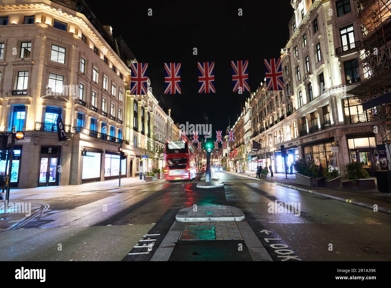 Union Jack Flaggen für die King's Coronation in der Oxford Street im Stadtzentrum von London Stockfoto