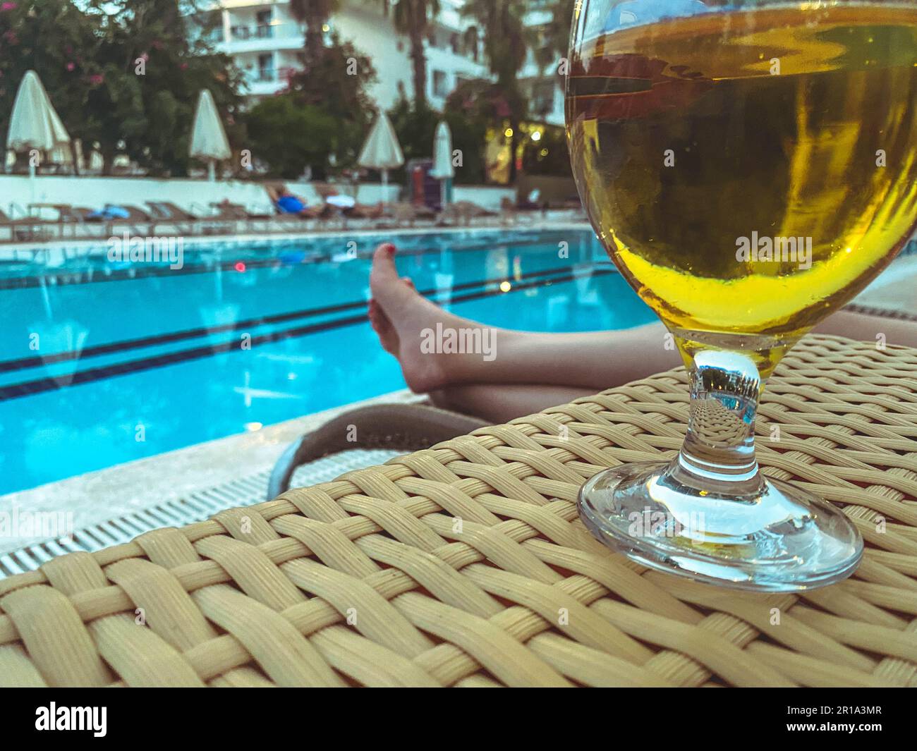 Urlaub auf dem Meer am Strand. Auf dem Tisch liegt ein Glas mit Bier ...