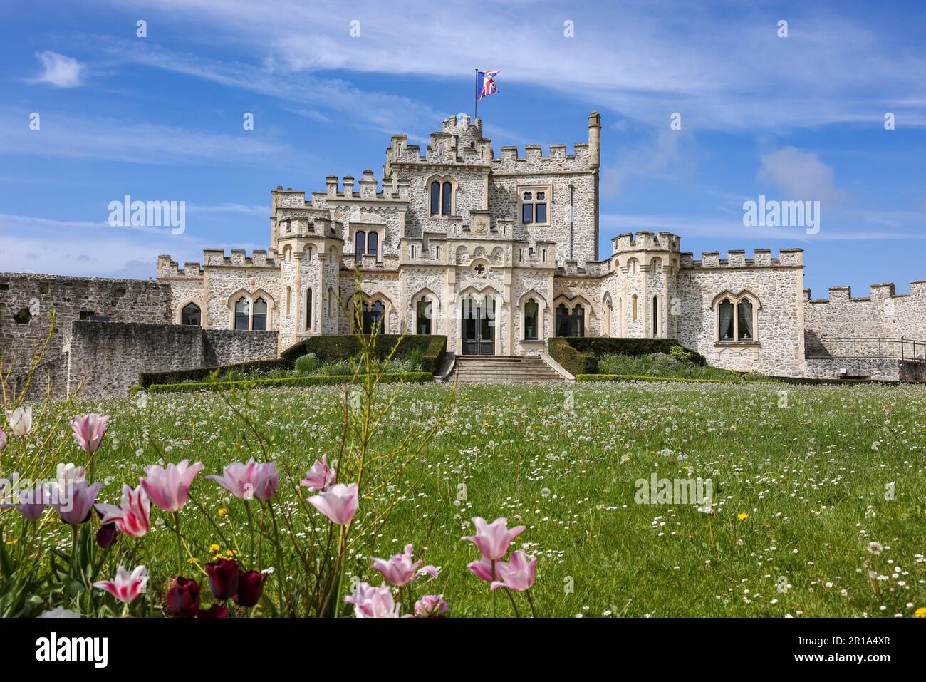 Condette, Frankreich - 10. Mai 2023: Schloss Hardelot befindet sich in der Nähe von Boulogne-sur-Mer. Das Schloss wurde 1222 von Graf Philippe Hurepel von Clermont erbaut. Stockfoto