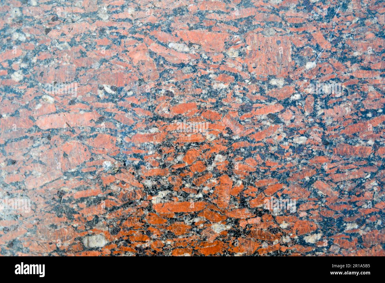 Struktur einer Steinwand teurer, luxuriöser, starker, glatter Granit, Marmorspäne zweifarbig schwarz-braun durchtrennt. Der Hintergrund. Stockfoto
