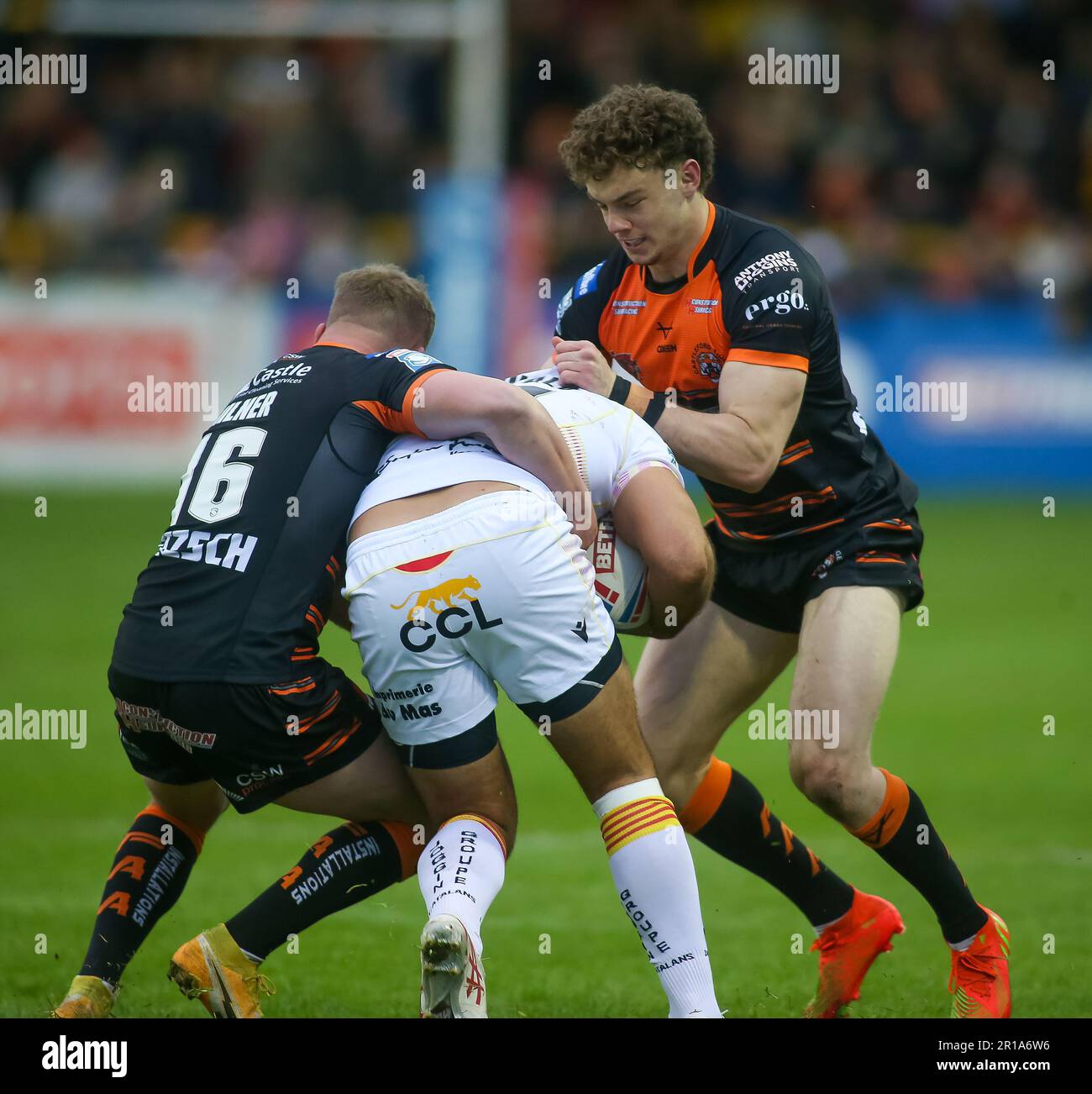 Castleford, Großbritannien. 12. Mai 2023. Elliot Wallis aus Castleford macht beim Betfred Super League-Spiel zwischen Castleford und Catalan Dragons am 12. Mai 2023 im MEND-A-Hose Jungle in Castleford, Großbritannien, einen Tackle ***. Foto von Simon Hall. Nur redaktionelle Verwendung, Lizenz für kommerzielle Verwendung erforderlich. Keine Verwendung bei Wetten, Spielen oder Veröffentlichungen von Clubs/Ligen/Spielern. Kredit: UK Sports Pics Ltd/Alamy Live News Stockfoto