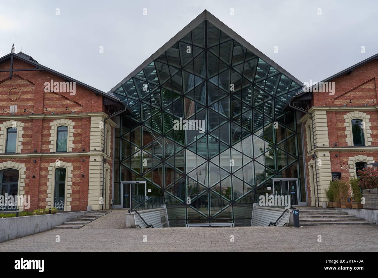 Budapest, Ungarn - 29. April 2023 - modernes Gebäude 'Balna' (Wal). Das Gebäude ist ein Projekt, bei dem die Architektur genutzt wird, um ein gemischtes Leben zu schaffen Stockfoto