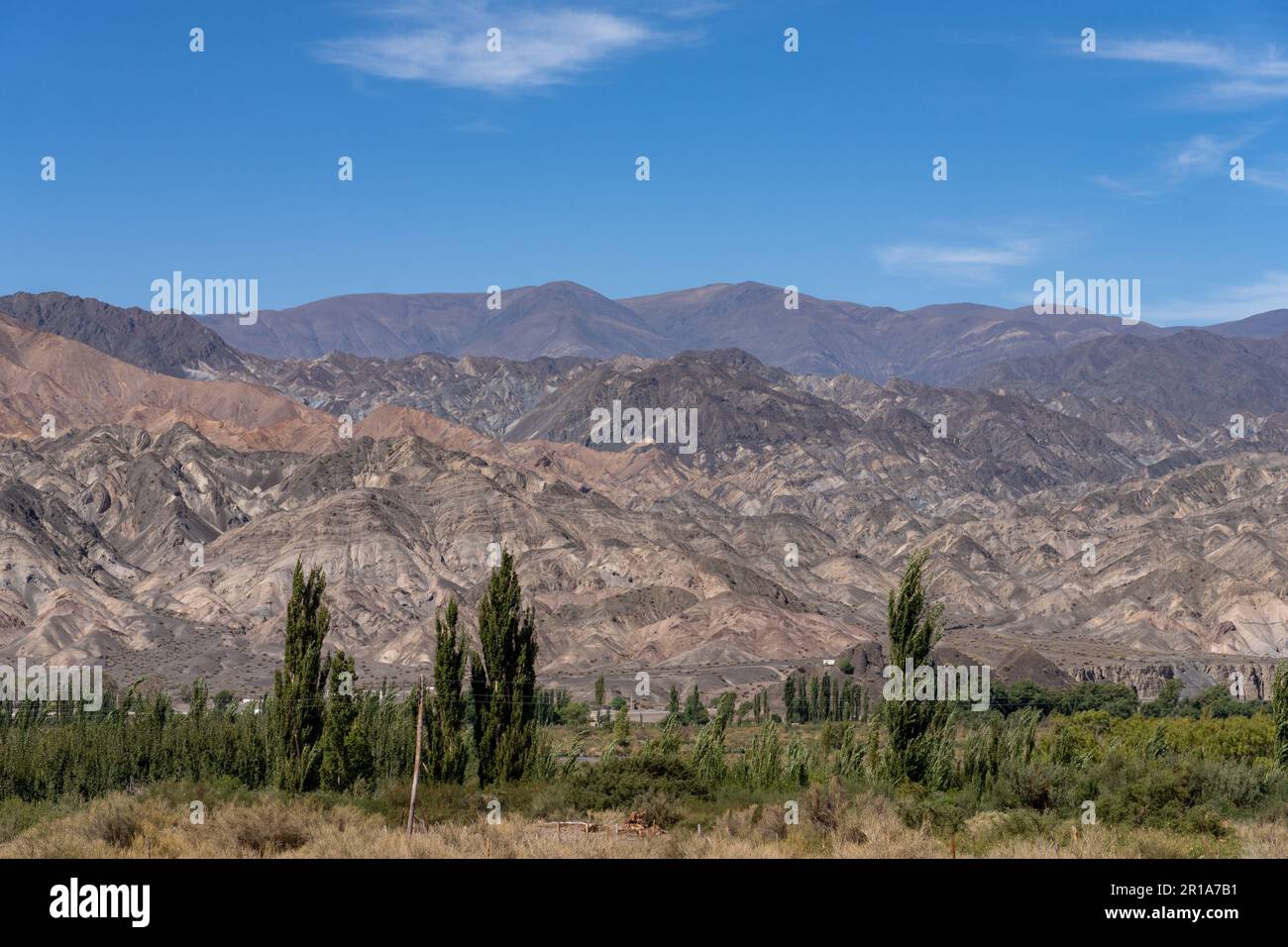 Farbenfrohe Mineralvorkommen in den Hügeln entlang des Calingasta Valley in der Provinz San Juan, Argentinien. Stockfoto