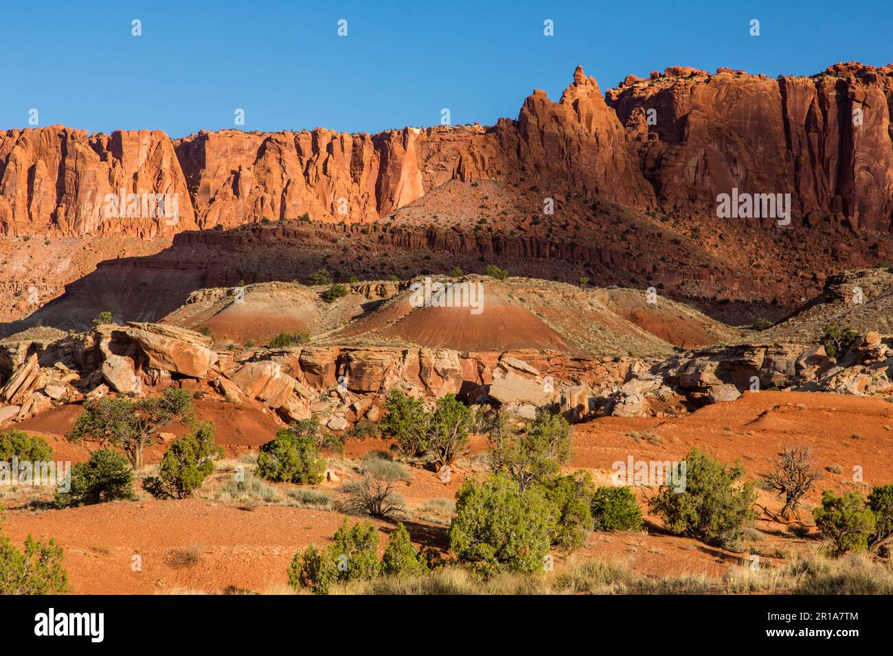 Erodierte Sandsteinformationen und Klippen im Capitol Reef National Park in Utah. Stockfoto