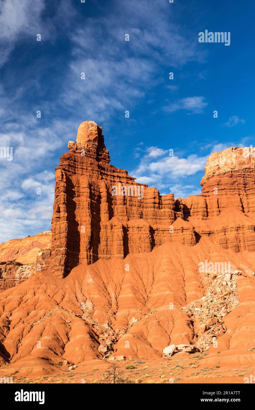 Chimney Rock, ein Sandsteinturm im Capitol Reef National Park in Utah. Stockfoto