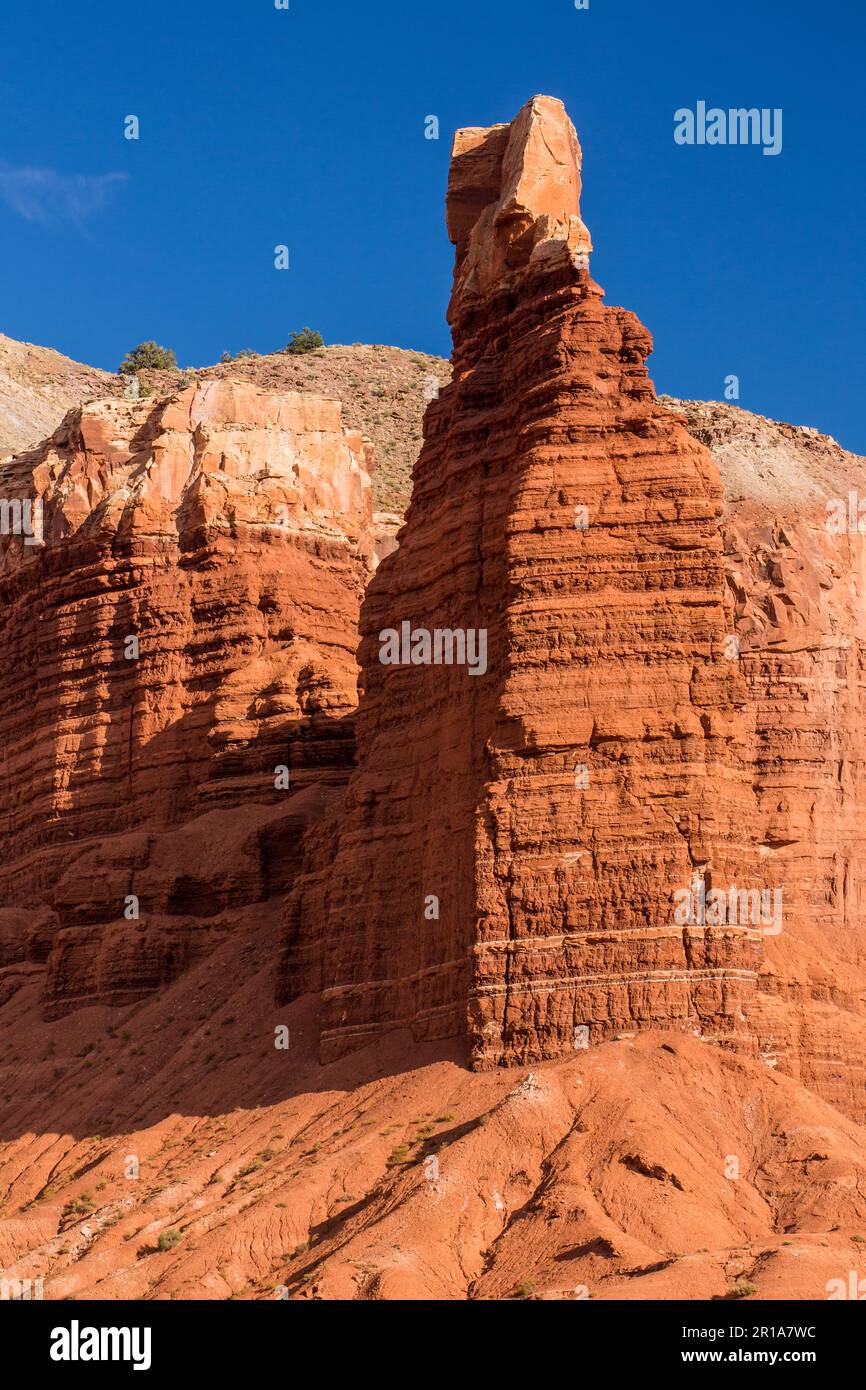 Chimney Rock, ein Sandsteinturm im Capitol Reef National Park in Utah. Stockfoto