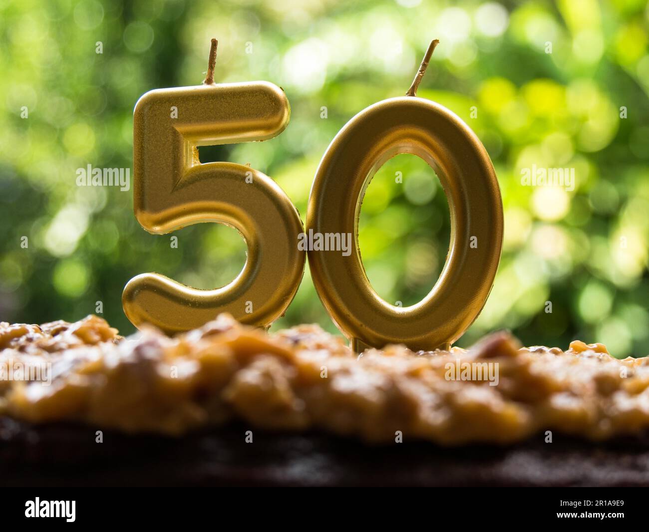 50. Geburtstagskerzen auf grünem Hintergrund Stockfoto