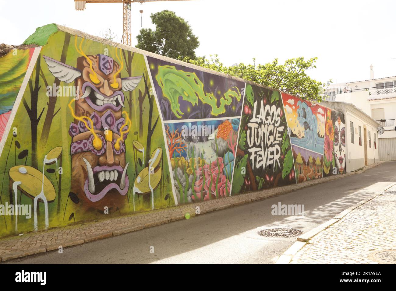 Bunte Graffiti an einer Wand, Altstadt von Lagos, Algarve, Portugal Stockfoto