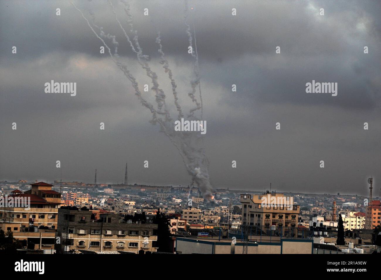 Am Freitag, den 12. Mai 2023, werden Raketen vom südlichen Gazastreifen nach Israel abgeschossen. Militante israelische und Gazastreifen haben schweres Feuer gehandelt. Foto: Ismael Mohamad/UPI Credit: UPI/Alamy Live News Stockfoto