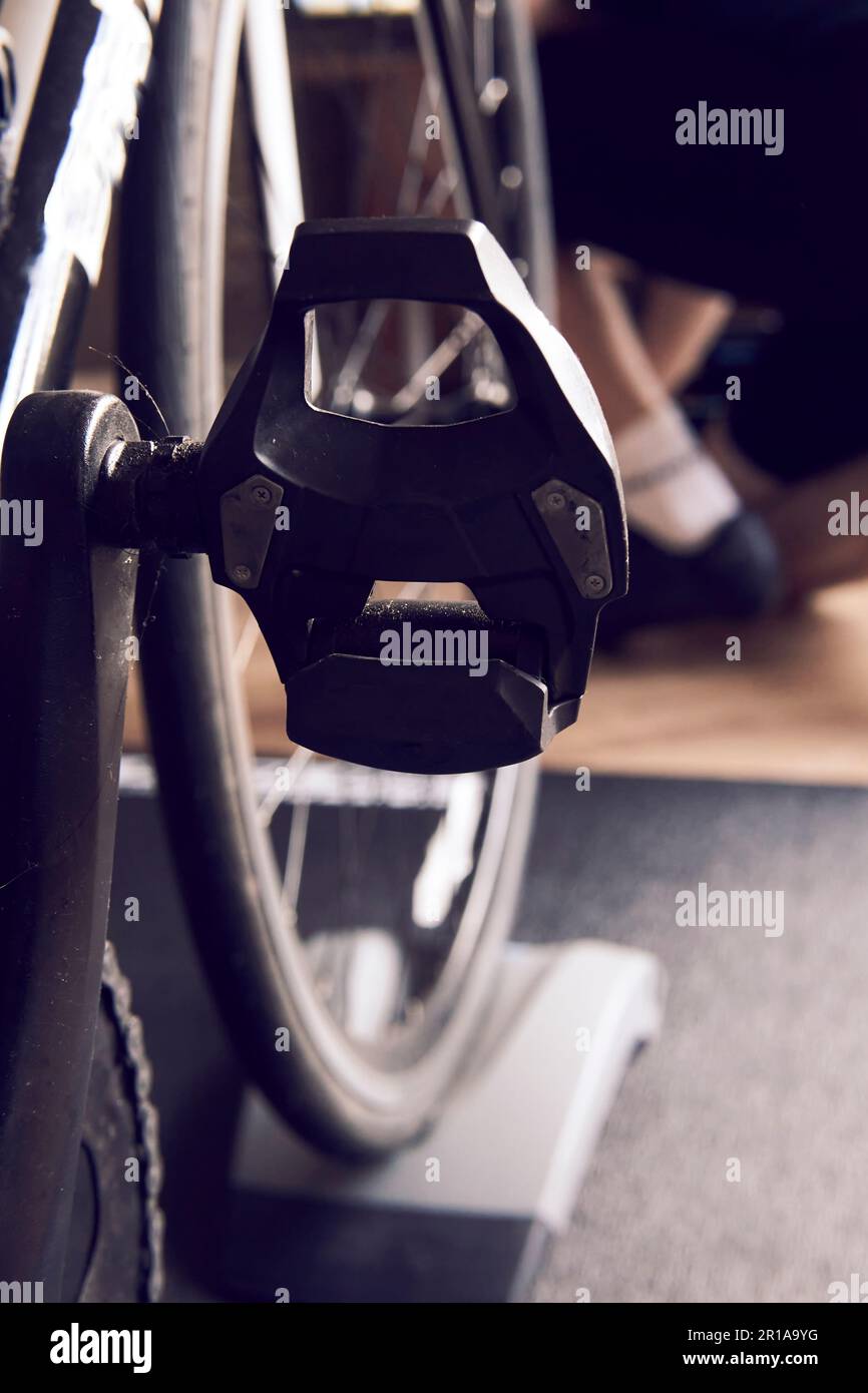 Intelligenter Trainer, bleiben Sie zu Hause fit und aktiv. Indoor Cycling im Winter. Nahaufnahme. Stockfoto