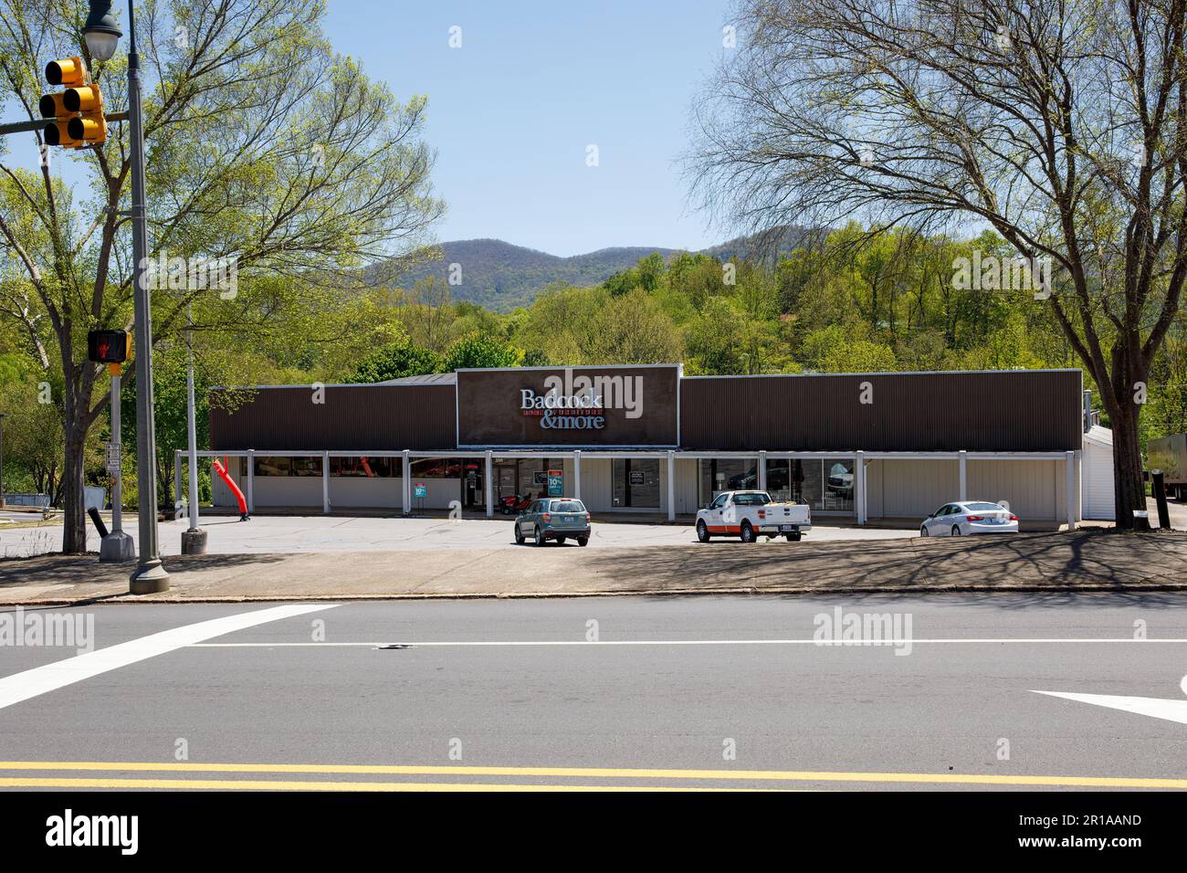 WAYNESVILLE, NC, USA-4. MAI 2023: Badcock & More, Fassade und Parkplatz. Stockfoto
