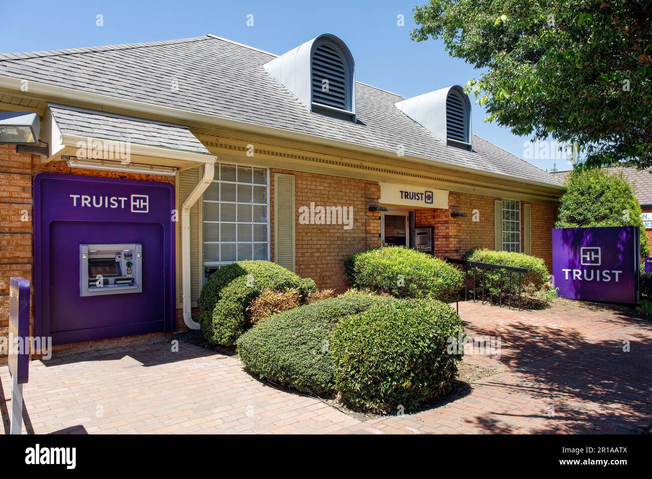 WAYNESVILLE, NC, USA-4. MAI 2023: Truist Branch Bank an der Main Street. Zeigt Eingang, Schilder und Geldautomaten. Stockfoto