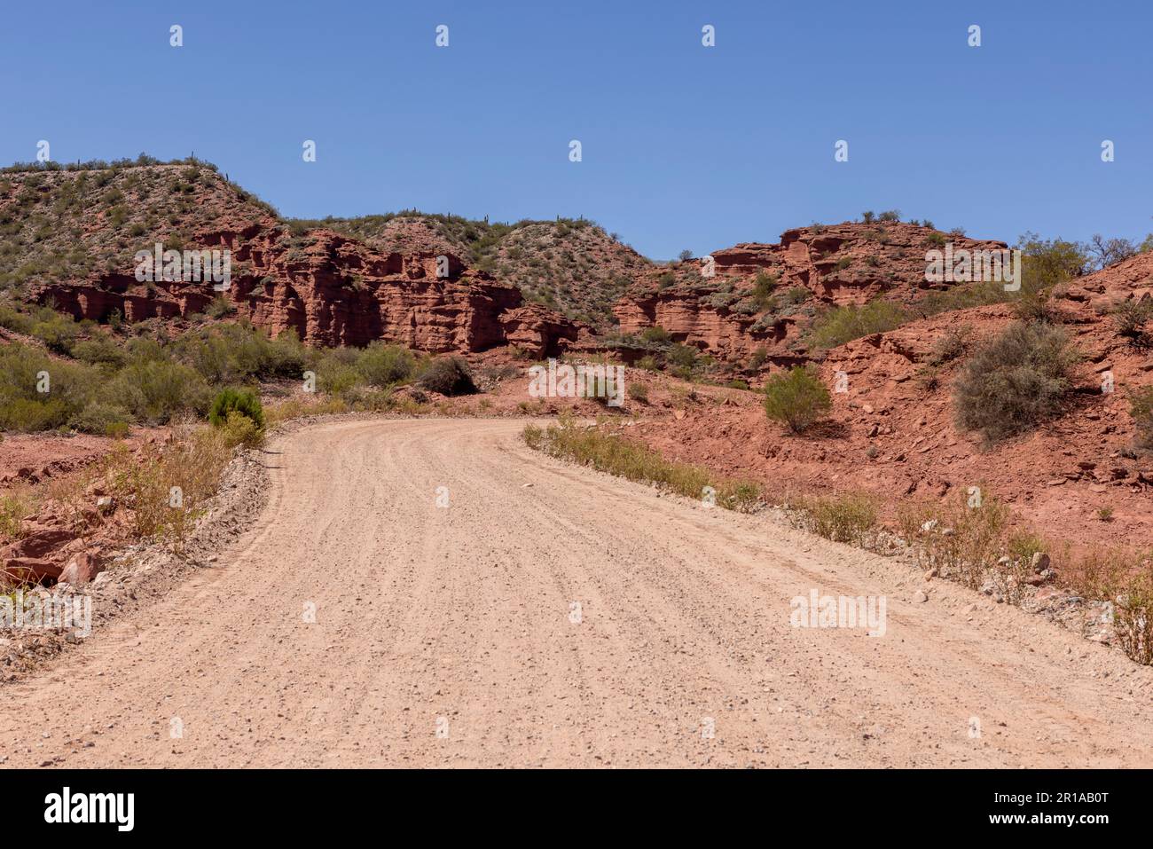 Fahrt durch die atemberaubende, rötliche Landschaft des Ischigualasto Provincial Park in der Provinz San Juan, Argentinien - Reise durch Südamerika Stockfoto