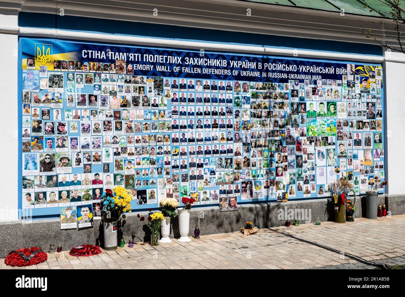 Kiew, Ukraine. 05. Mai 2023. Gedächtniswand für Soldaten in der Nähe von St. Michaels goldenes Kuppelkloster in Kiew. Kredit: SOPA Images Limited/Alamy Live News Stockfoto