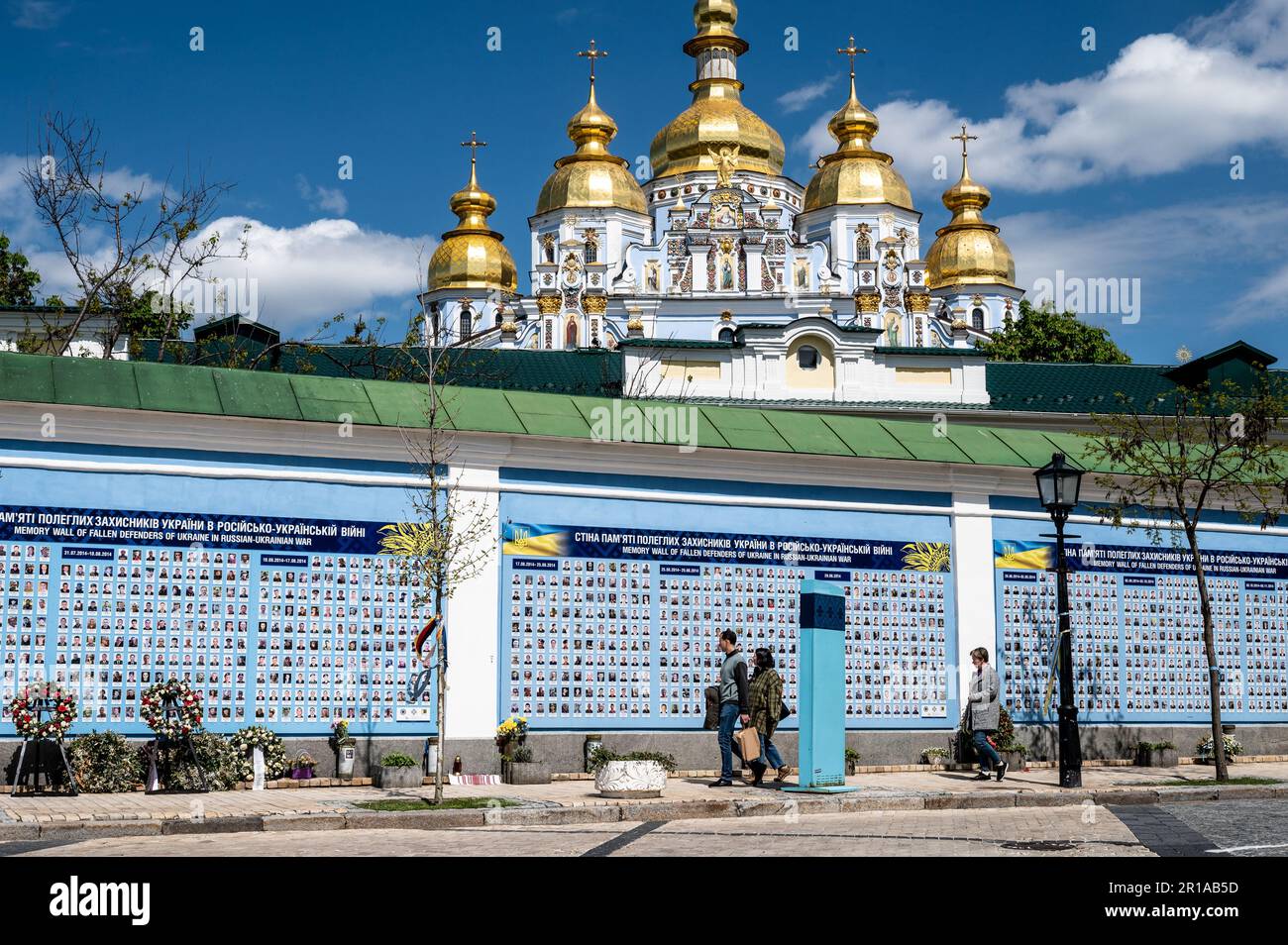 Kiew, Ukraine. 05. Mai 2023. Leute, die an der Erinnerungsmauer für Soldaten in der Nähe von St. gesehen wurden Michaels goldenes Kuppelkloster in Kiew. Kredit: SOPA Images Limited/Alamy Live News Stockfoto