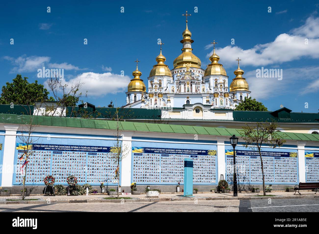Kiew, Ukraine. 05. Mai 2023. Gedächtniswand für Soldaten in der Nähe von St. Michaels goldenes Kuppelkloster in Kiew. Kredit: SOPA Images Limited/Alamy Live News Stockfoto