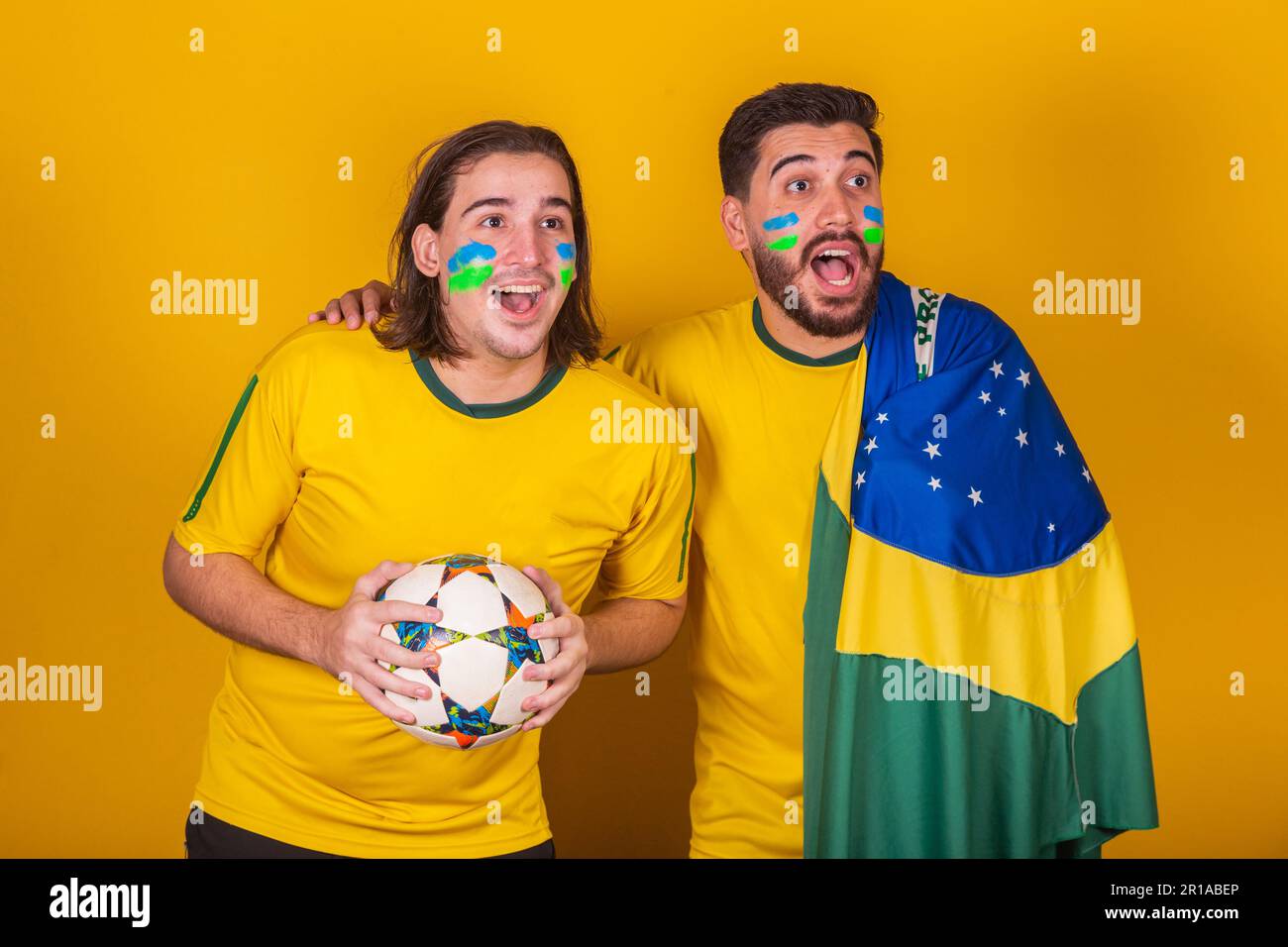 Brasilianische Freunde, Lateinamerikaner, Vielfalt, Brasilien anfeuern, bei der Weltmeisterschaft 2022, erstaunt, überrascht Stockfoto