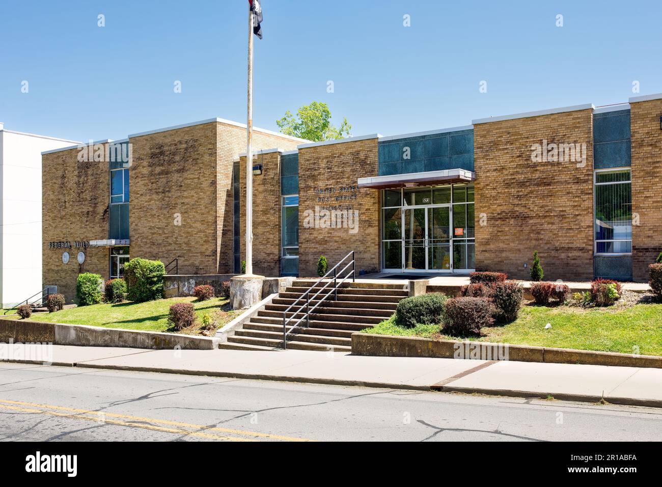 WAYNESVILLE, NC, USA-4. MAI 2023: Waynesville Post Office und Federal Building. Stockfoto