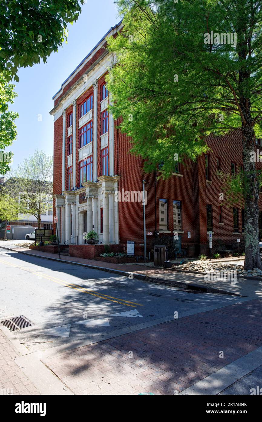 WAYNESVILLE, NC, USA-4. MAI 2023: Historic Building, The Scotsman, mit dem Restaurant 37. Stockfoto